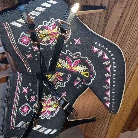 Unique Embroidered stiletto booties. Never worn,  38, sz 7, unbranded, well made - Picture 2 of 6